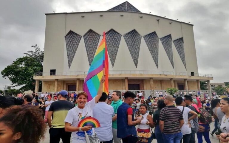 Personas en la marcha LGBT de Barranquilla