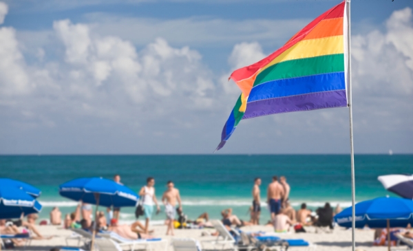 bandera LGBT en la playa