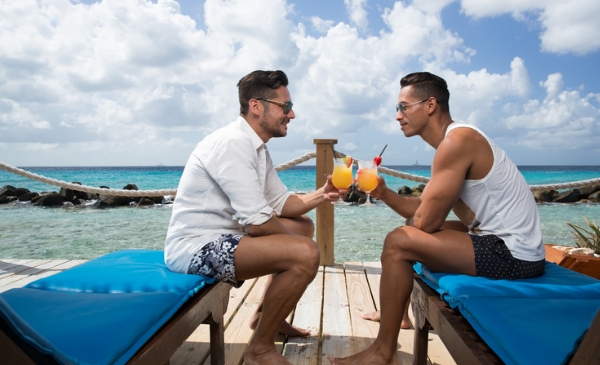 Dos chicos tomando un trago en aruba