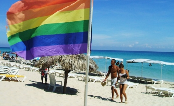 Bandera LGBT en una playa colombia