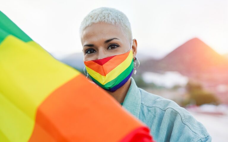 persona con bandera LGBT