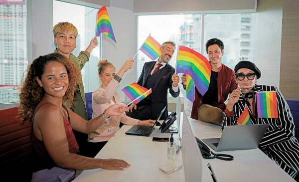 Personas celebrando la diversidad en el trabajo