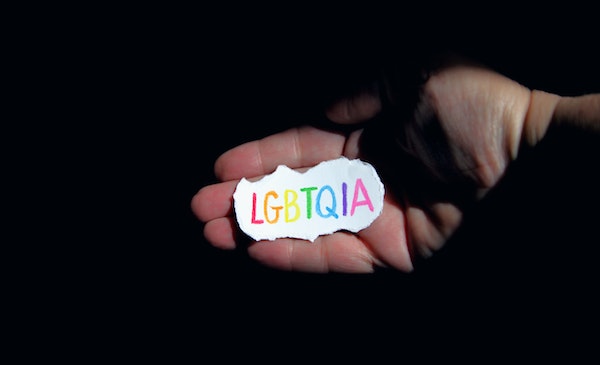 Persona con el letrero "LGBT" en sus manos