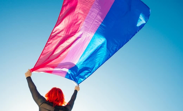 persona con bandera bisexual