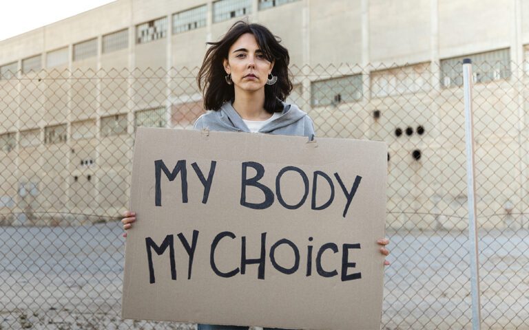 Mujer con un cartel que dice my body my choice