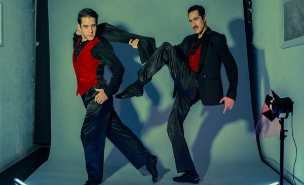 Dos hombres bailando tango 