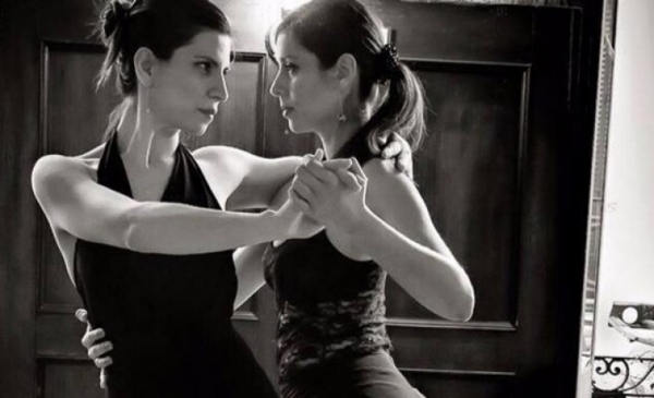Dos mujeres bailando tango