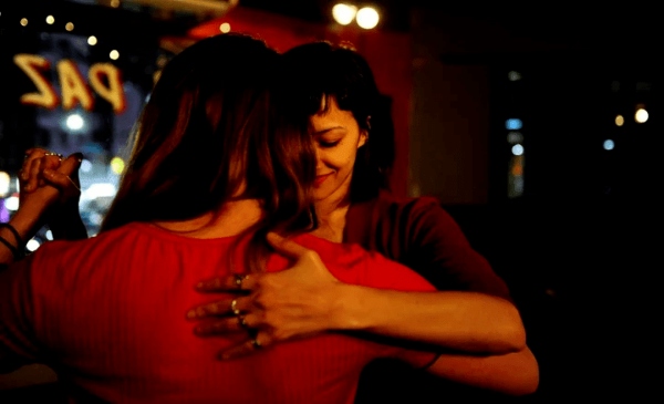 Dos mujeres bailando tango