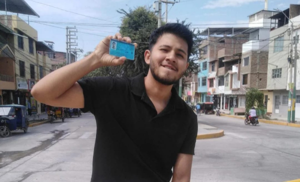Victor Ramos primera persona trans en cambiar nombre con su DNI en la mano