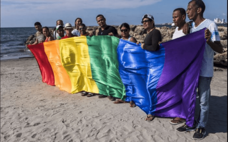 Personas víctimas del conflicto armado en el caribe con bandera LGBT
