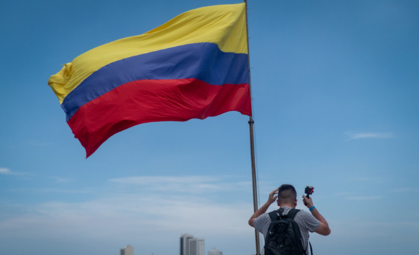 Persona con la bandera de Colombia