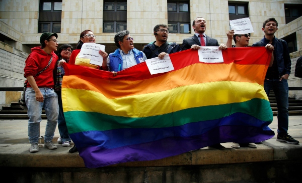 personas con la bandera LGBT