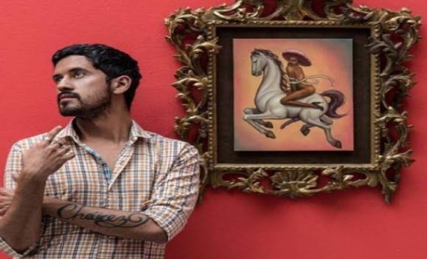 Fabián junto a su cuadro de Arte Queer llamado La Revolución