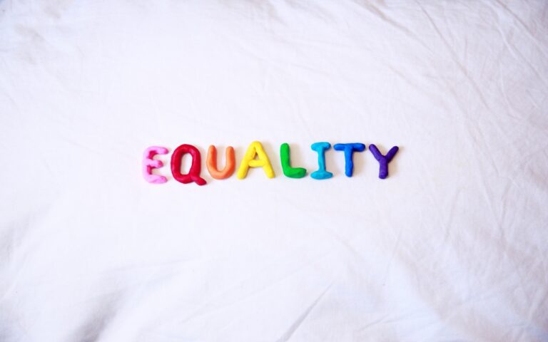 Cartel que dice "equality"