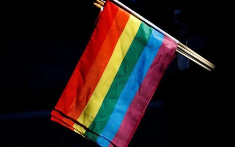Bandera LGBT frente a un fondo negro