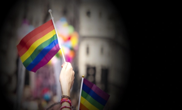 Marcha LGBT con banderas en la calle
