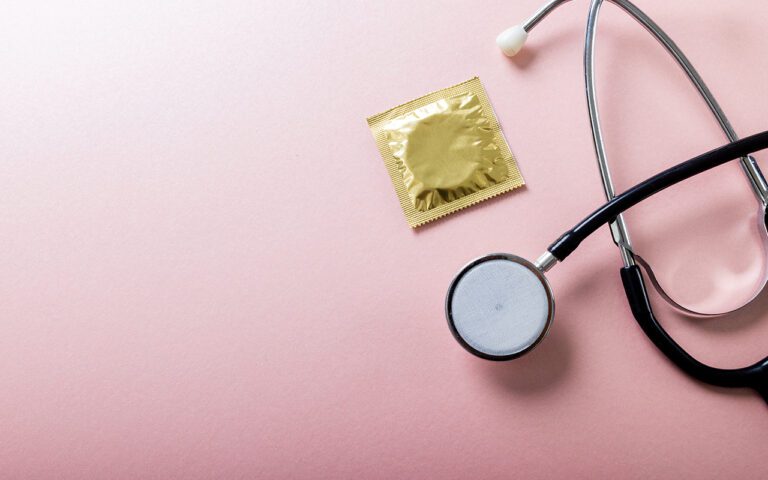 Un condón y un producto médico