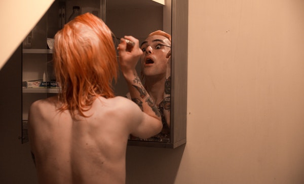 Persona maquillándose frente al espejo