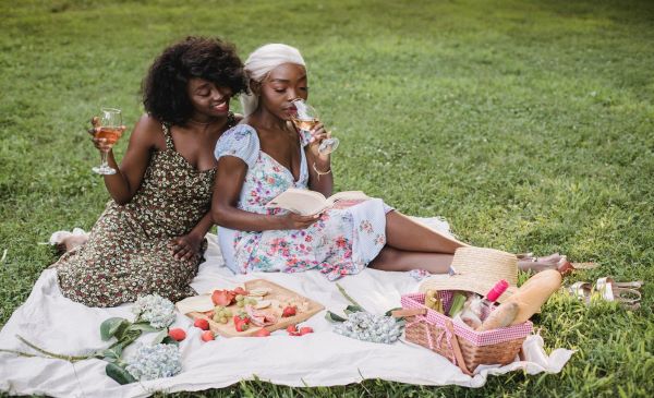 Pareja LGBT en un picnic