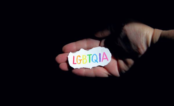 Letras LGBT sobre una mano