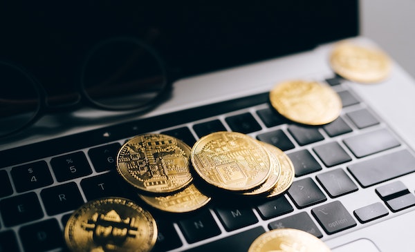 Monedas de bitcoin sobre un teclado