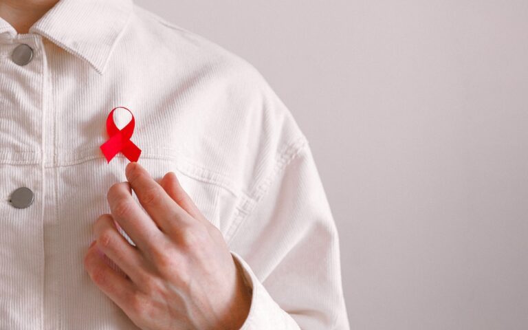 Persona con el símbolo del VIH en su pecho