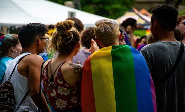 Personas reunidas en una marcha LGBT