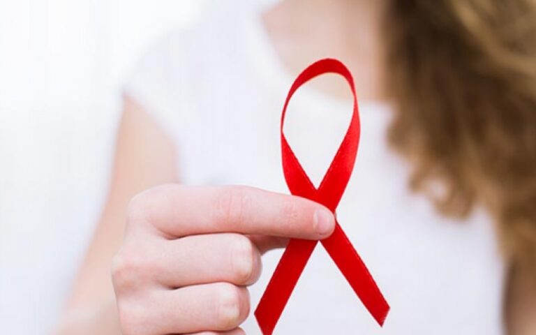 Persona sosteniendo el símbolo del VIH