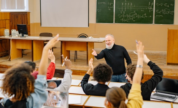 Profesor frente a sus alumnes