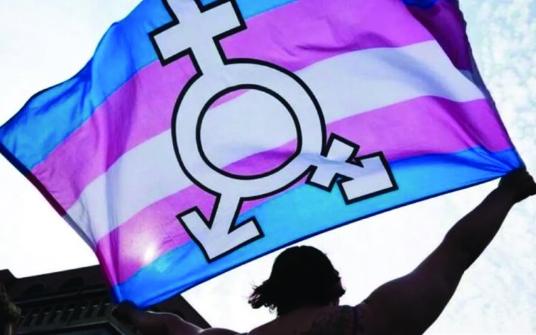 Bandera trans con el símbolo trans en el centro