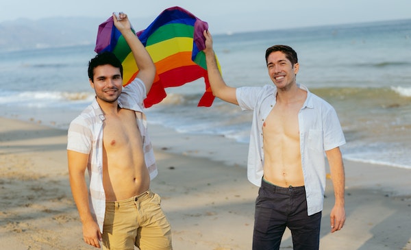 Pareja gay en la playa