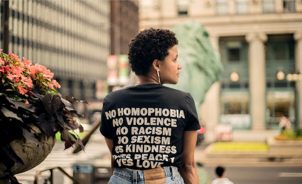 Persona con una camisa en contra de la homofobia