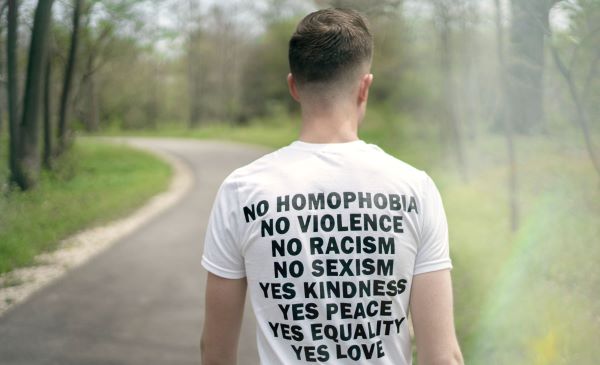 Persona con camisa en contra del odio