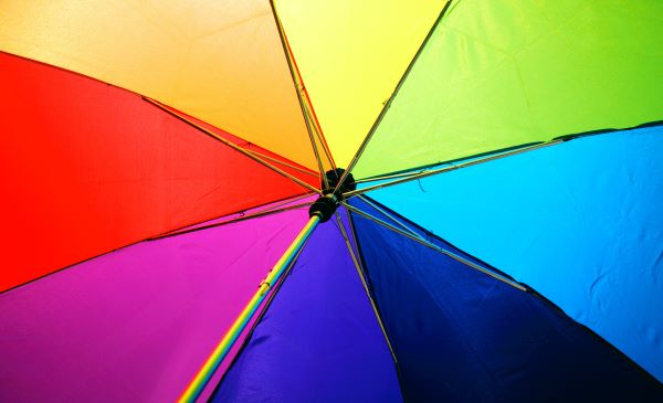 Sombrilla con los colores de la bandera LGBT