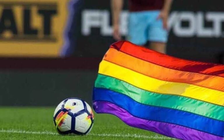 Bandera LGBT con un balón de fútbol