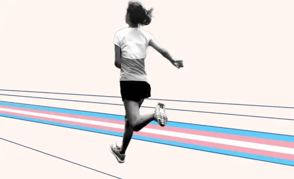 Persona corriendo sobre una pista de la bandera trans