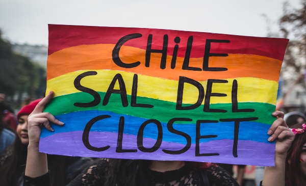 Cartel que dice "Chile sal del clóset"