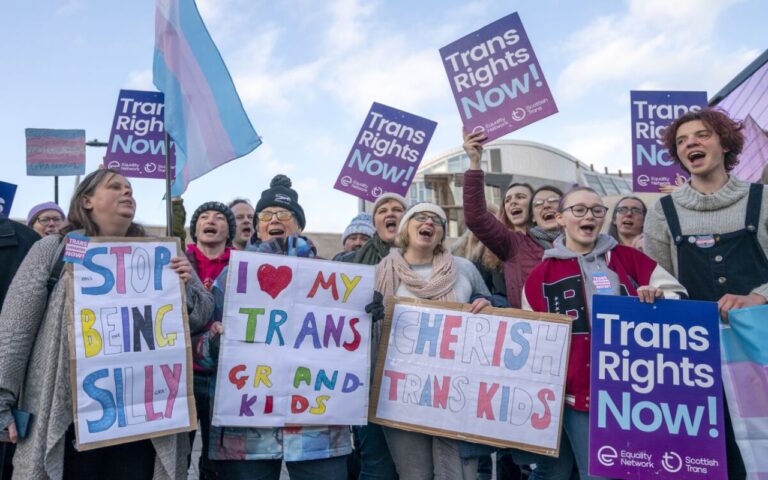 Personas en Escocia apoyando la ley de cambio de género