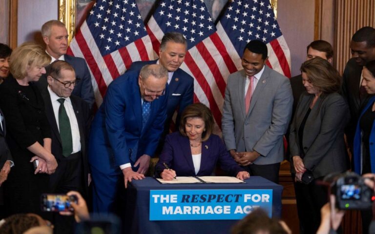 Nancy Pelosi firmando el proyecto de ley que blinda el matrimonio igualitario