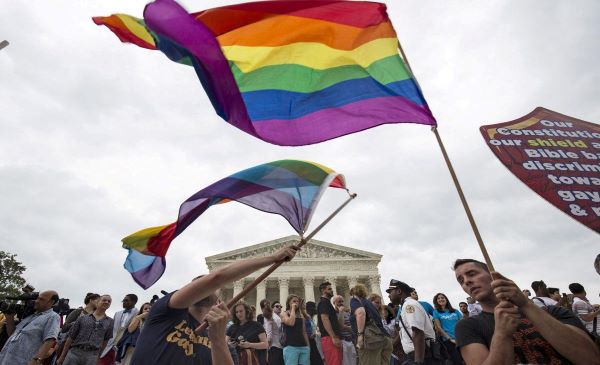 Bandera LGBT frente a la Corte Suprema