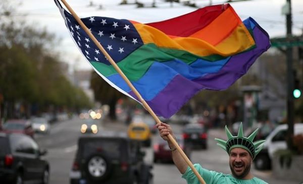 Bandera LGBT mezclada con la bandera de Estados Unidos