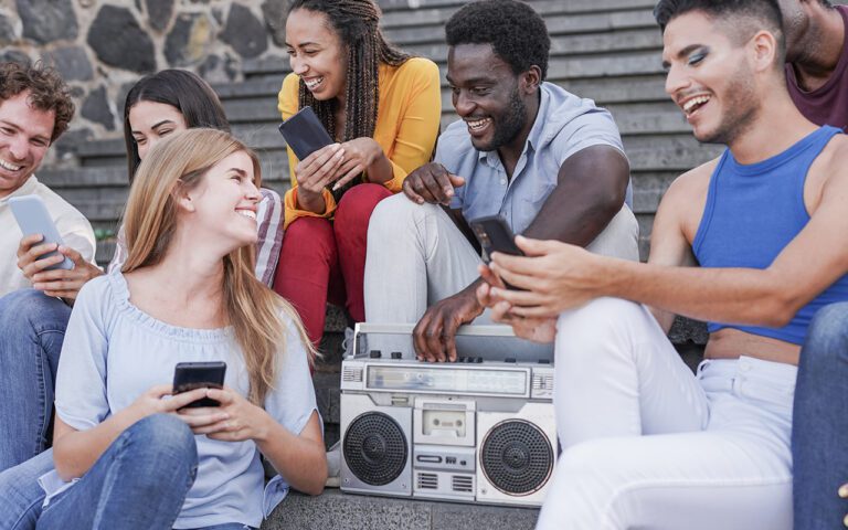 Personas escuchando música por el día internacional de la música