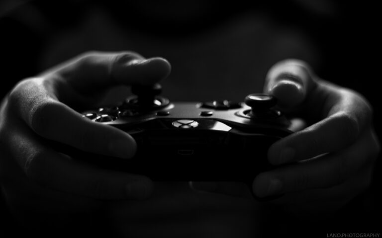 Persona con un control de videojuegos en la mano