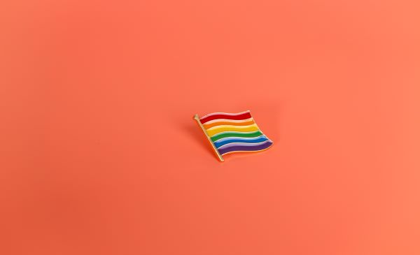 Bandera LGBT sobre un fondo rosado