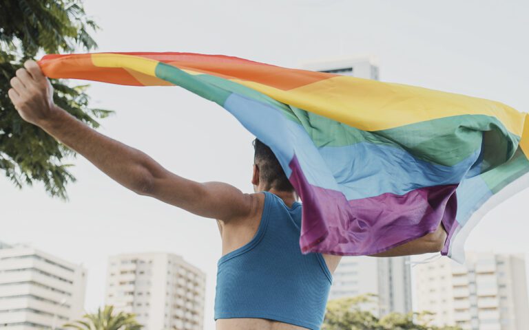 Persona sosteniendo una bandera LGBT
