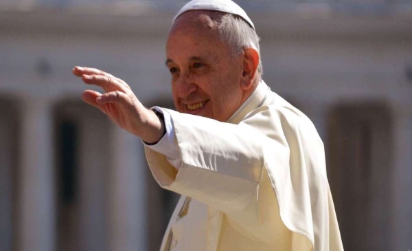 Papa Francisco saludando 
