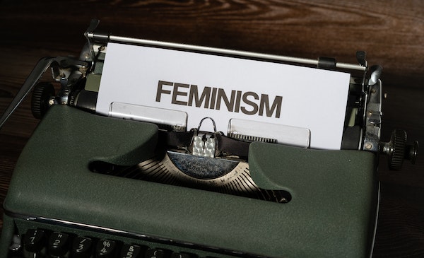 Afiche que dice "feminismo"