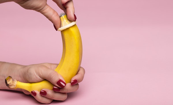 Preservativo en un banano