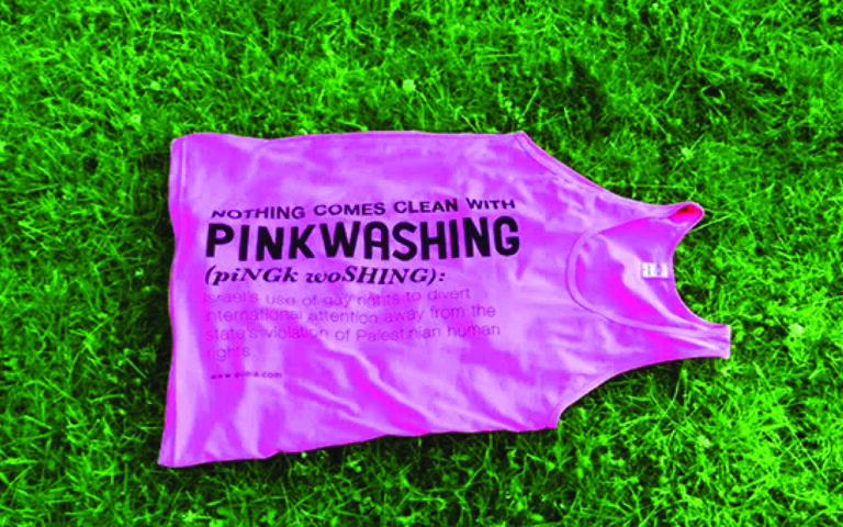Pañuelo con la definición de qué es el pinkwashing