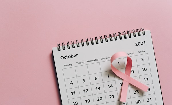 Calendario con el símbolo del cáncer de mama
